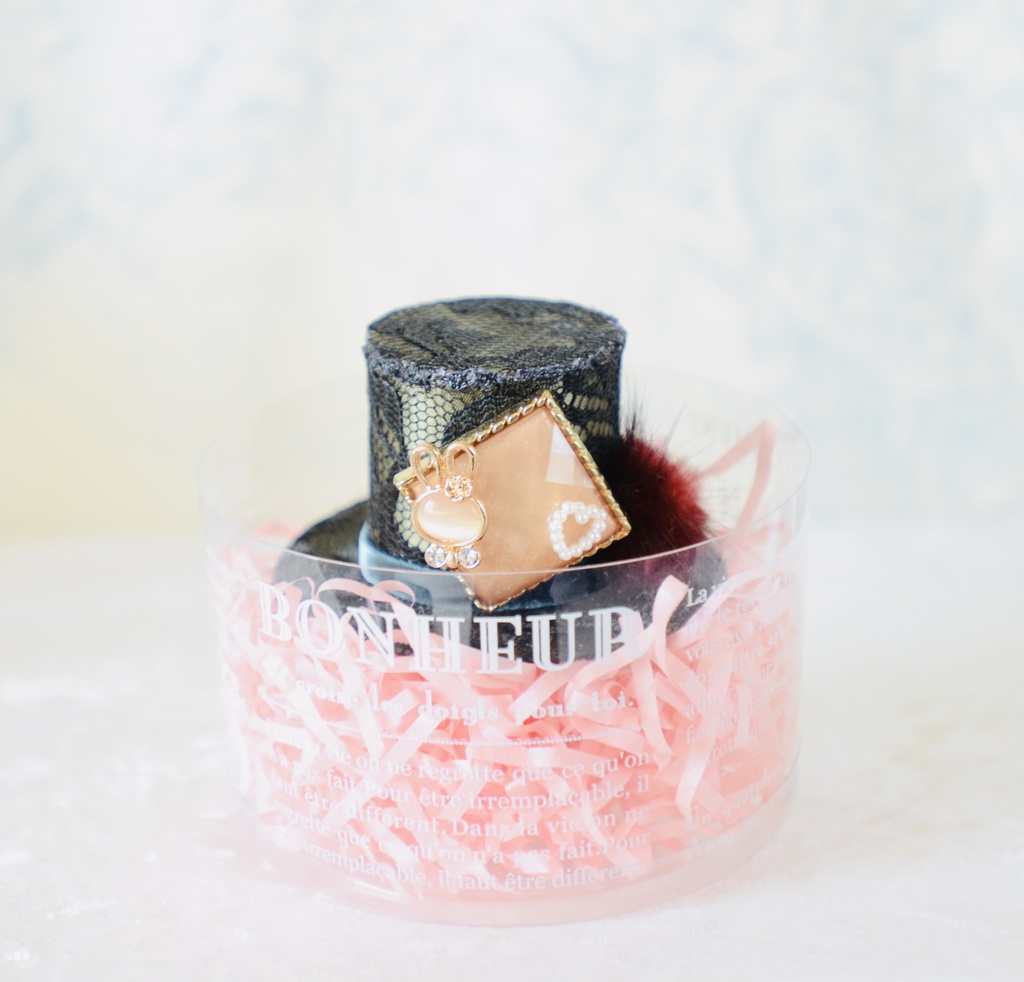 ミニハット(うさぎのキャッツアイ風チャーム・セクシー)