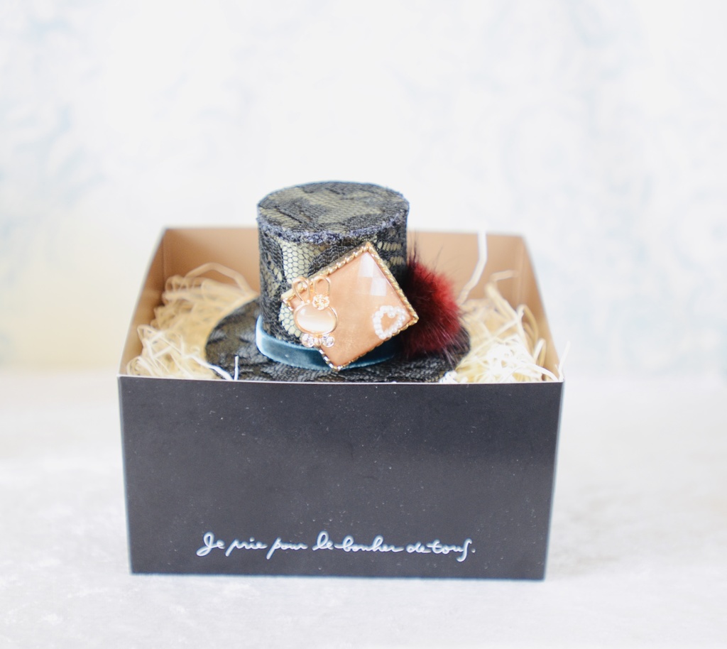 ミニハット(うさぎのキャッツアイ風チャーム・セクシー)