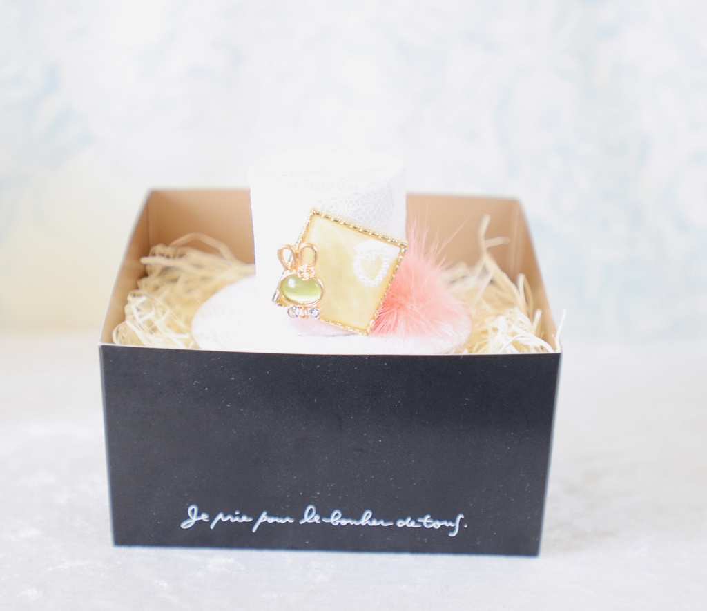 ミニハット(うさぎのキャッツアイ風チャーム・キュート)