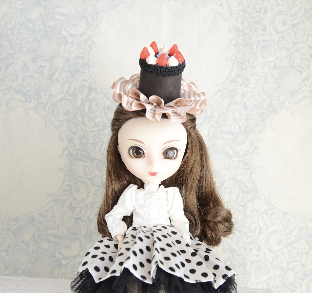 ミニハット(苺のチョコレートケーキ)