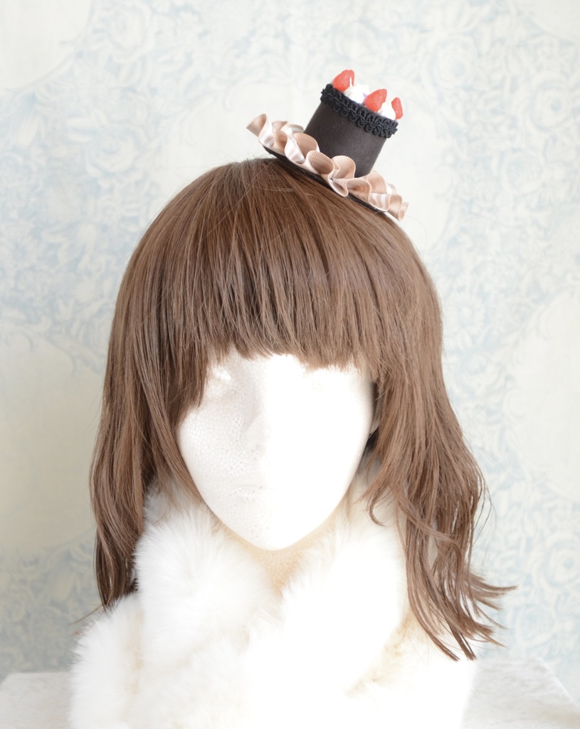 ミニハット(苺のチョコレートケーキ)