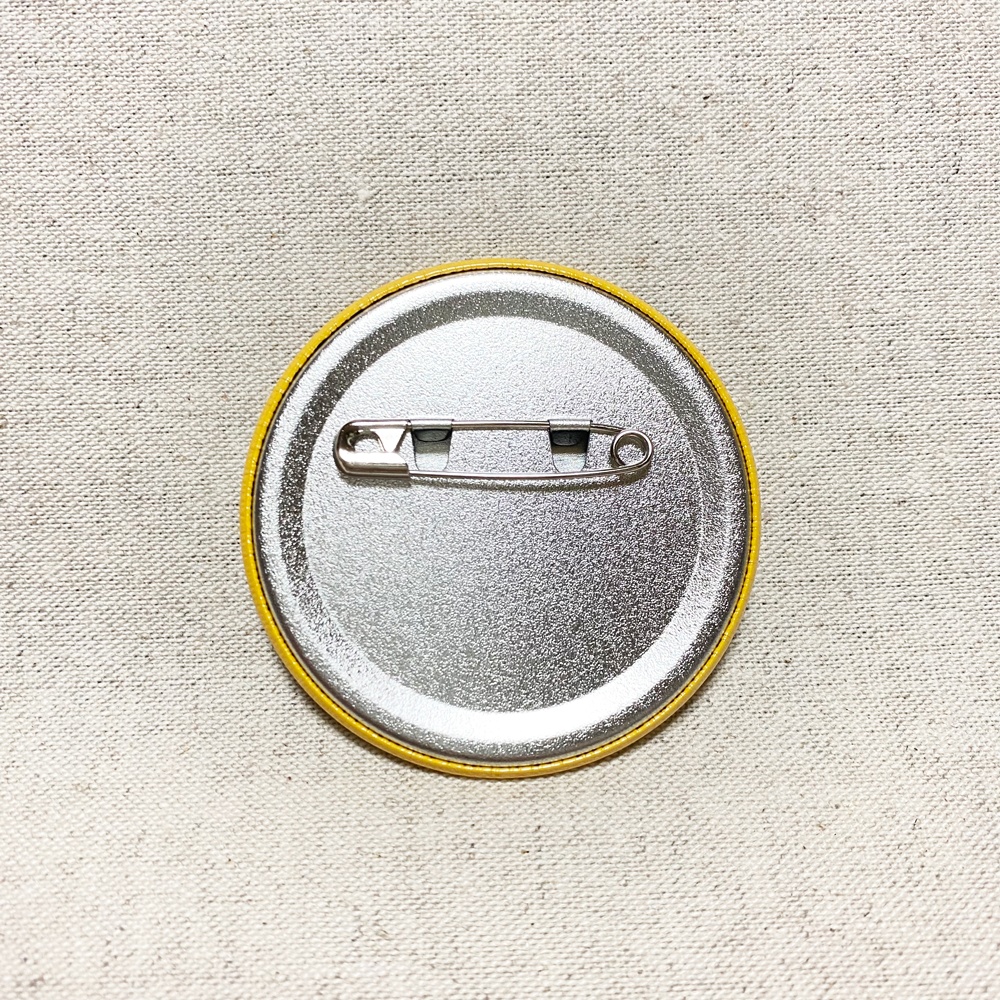 おきばりやす57mm缶バッジ