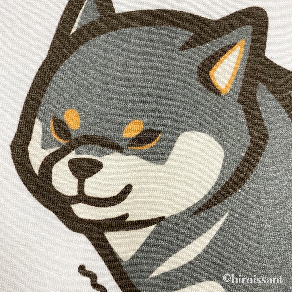 柴犬白Tシャツ(黒柴おきばりやす)