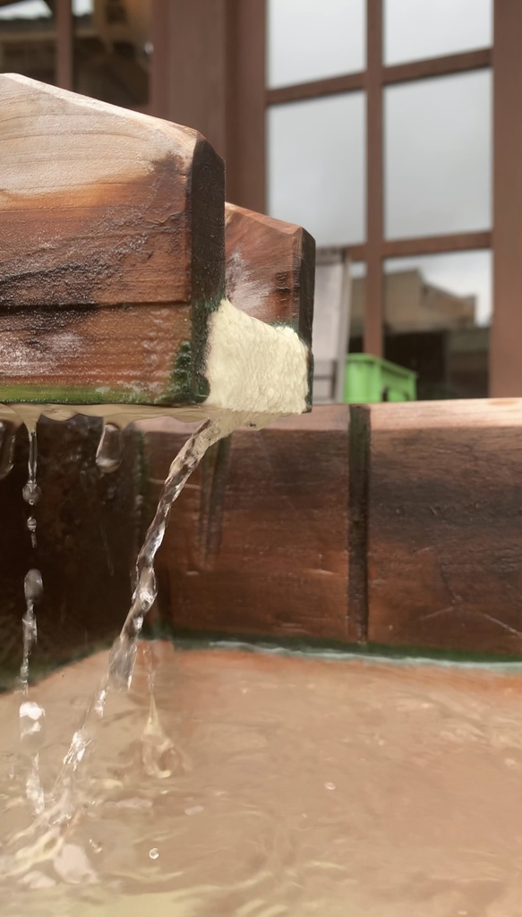 草津温泉 綿の湯源泉が流れ落ちる音