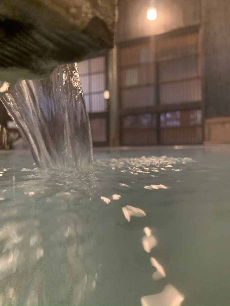 草津温泉 益成屋の浴場に流れる湯音