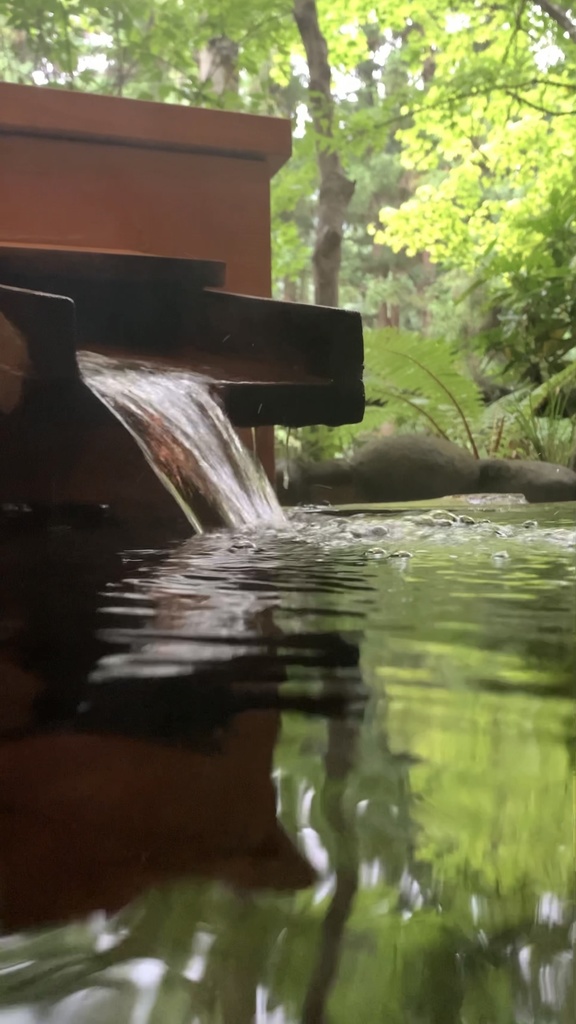 上林温泉（ながの）「湯宿せきや」の貸切風呂（もみじの湯）に流れる湯音