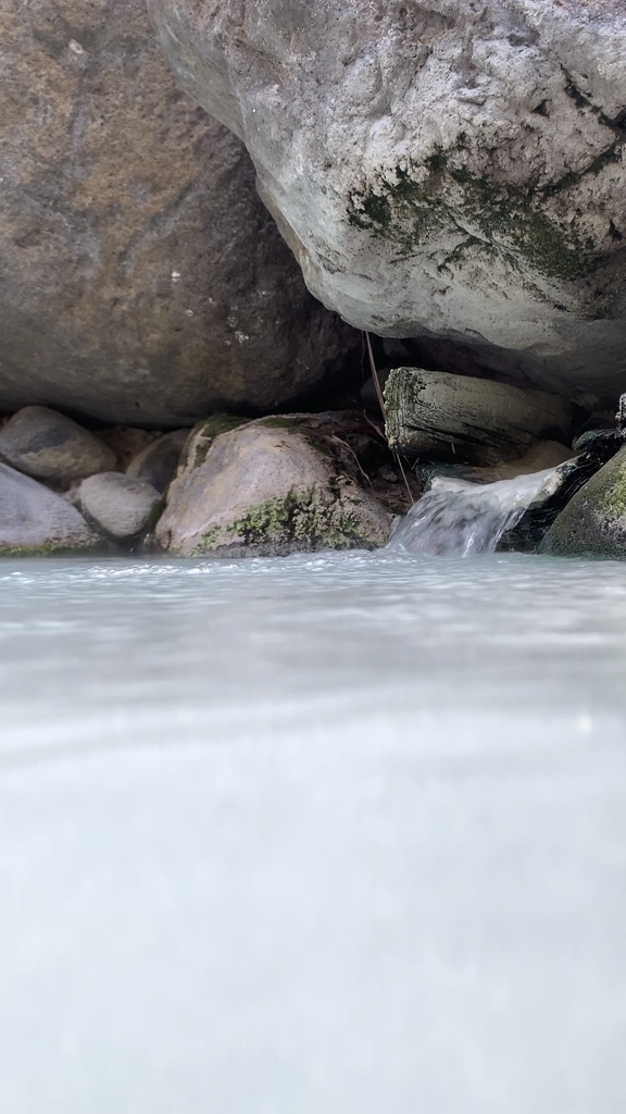 高湯温泉「吾妻屋」の露天風呂（山翠）に流れる湯音