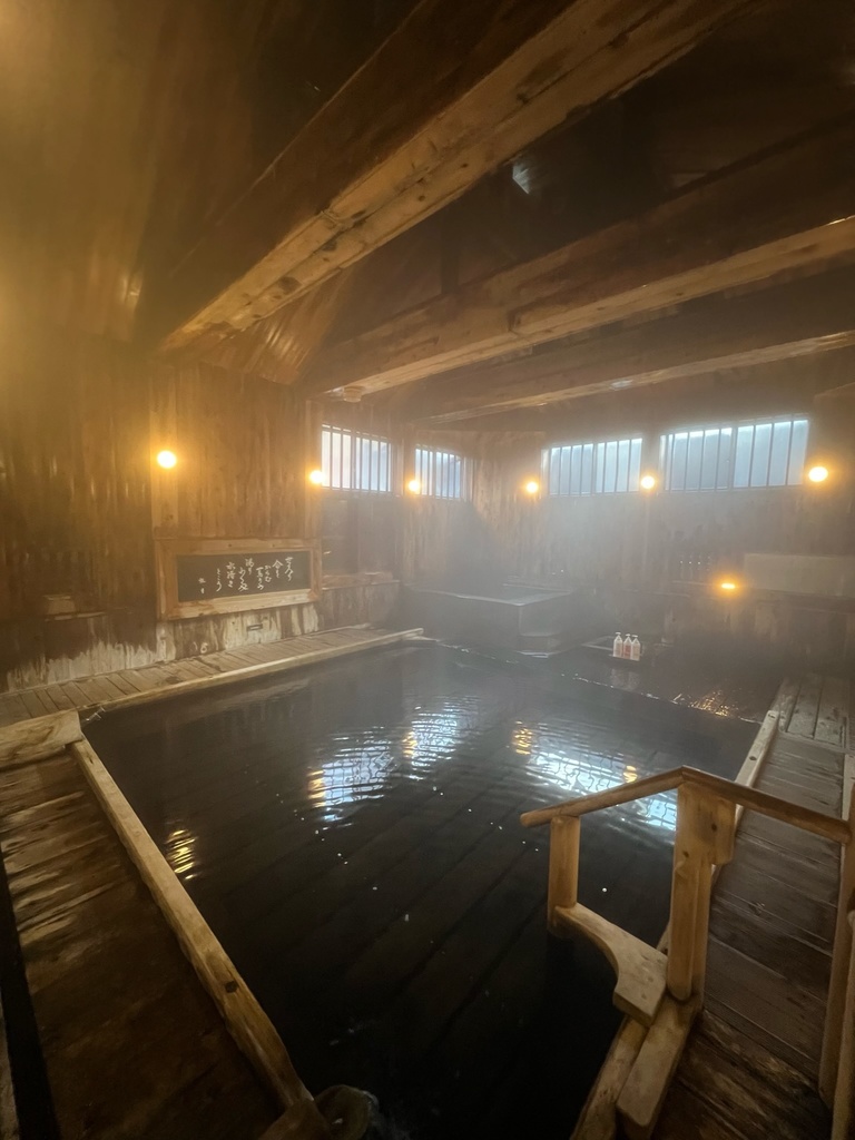 蔦温泉「久安の湯」の浴場（男女入替制の湯）に流れる湯音