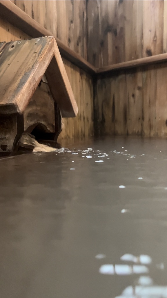 【温泉の自然音】群馬県、草津温泉の泉水館に流れる湯音【貸切萩の湯】