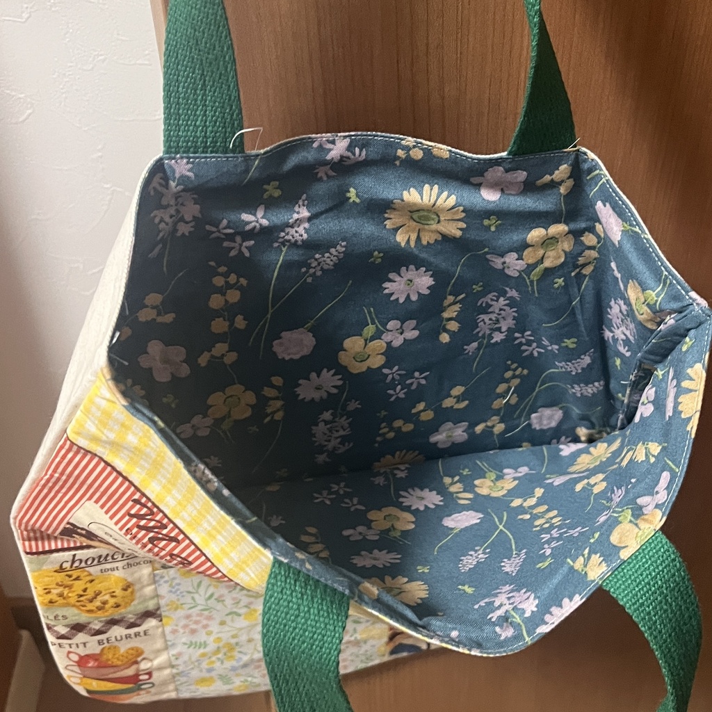 缶バッジがかざれるメニュー表付きレトロバッグ