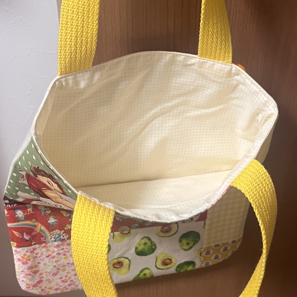 缶バッジがかざれるメニュー表付きレトロバッグ