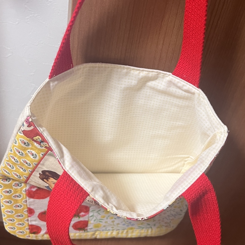 缶バッジがかざれるメニュー表付きレトロバッグ