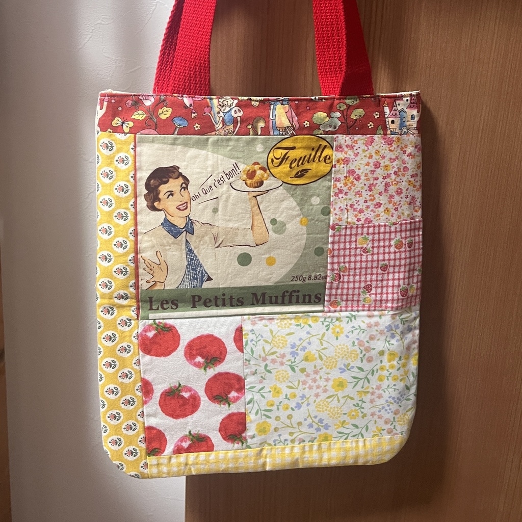 缶バッジがかざれるメニュー表付きレトロバッグ