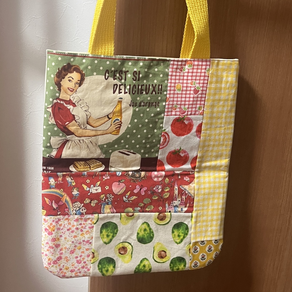 缶バッジがかざれるメニュー表付きレトロバッグ