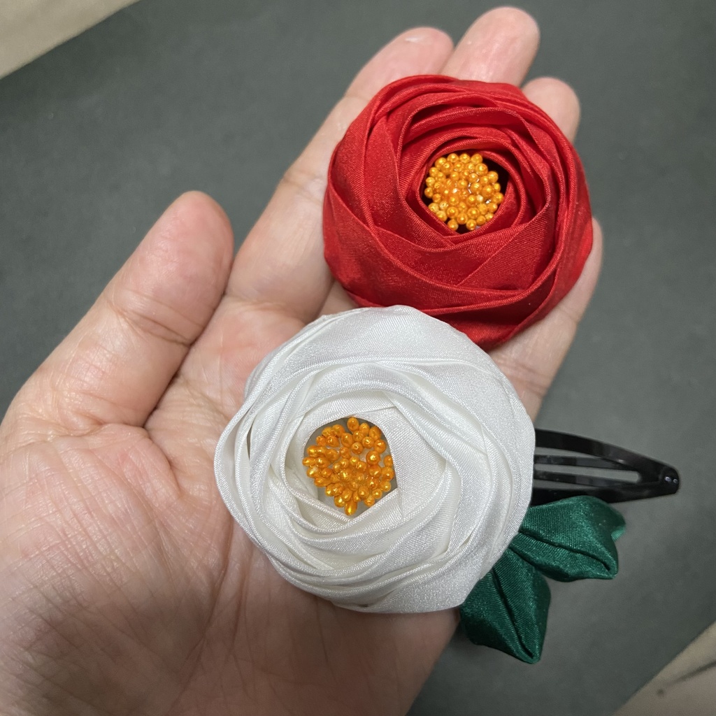 つまみ細工のぱっちんどめ・玉椿