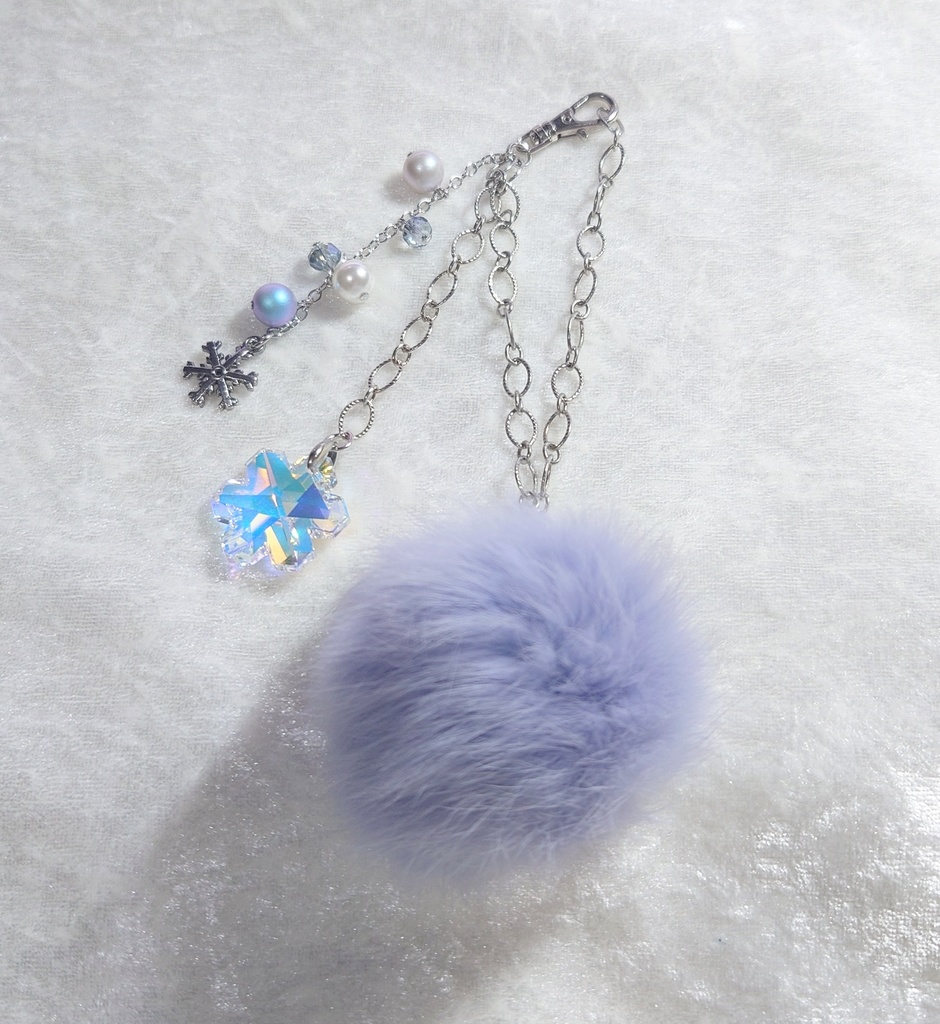スモーキーブルーと雪の結晶のバッグチャーム