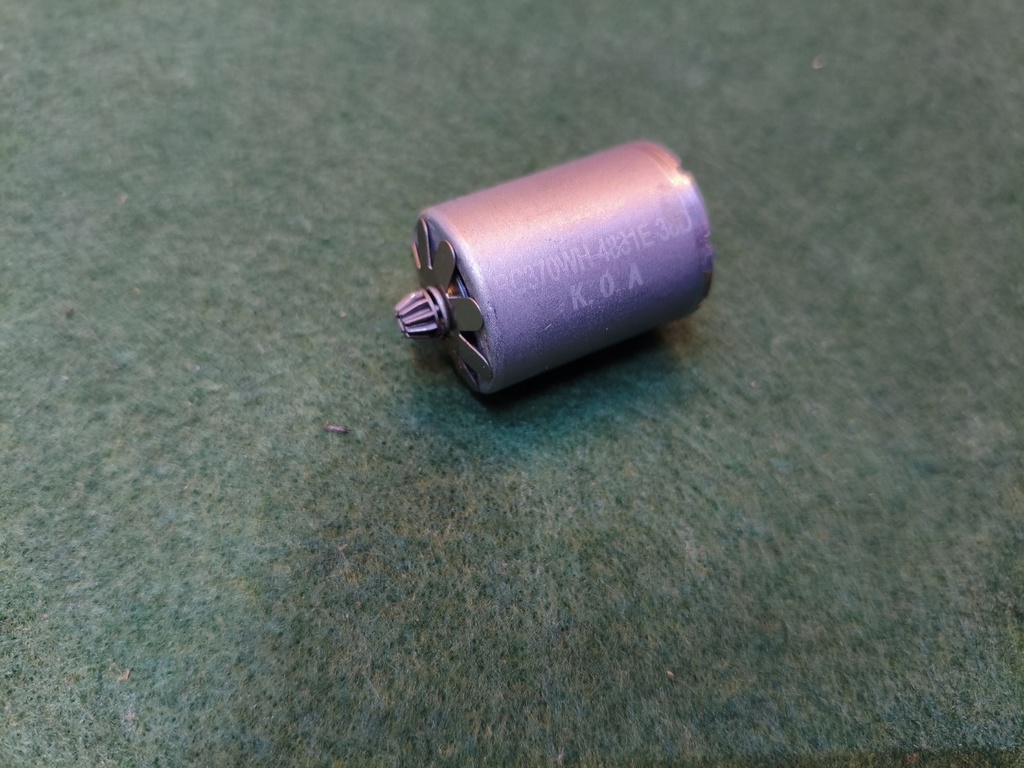 （ジャンク品）CYMA 電動ハンドガン用モーター ピニオンつき（２個）