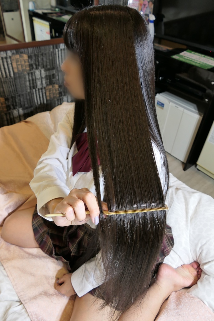 写真37枚:艶々黒髪ロングヘアブラッシング/37photos:Brushing glossy black long hair