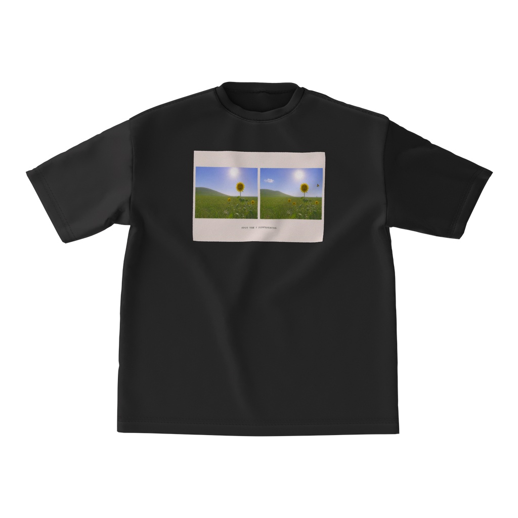 『7つの違いを見つけよう』グラフィックTee - NAVY
