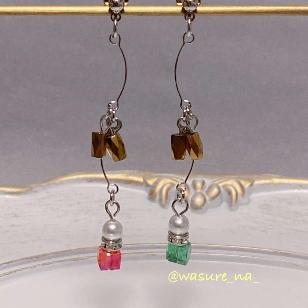 '25winterガラスキューブ耳飾り（赤緑）