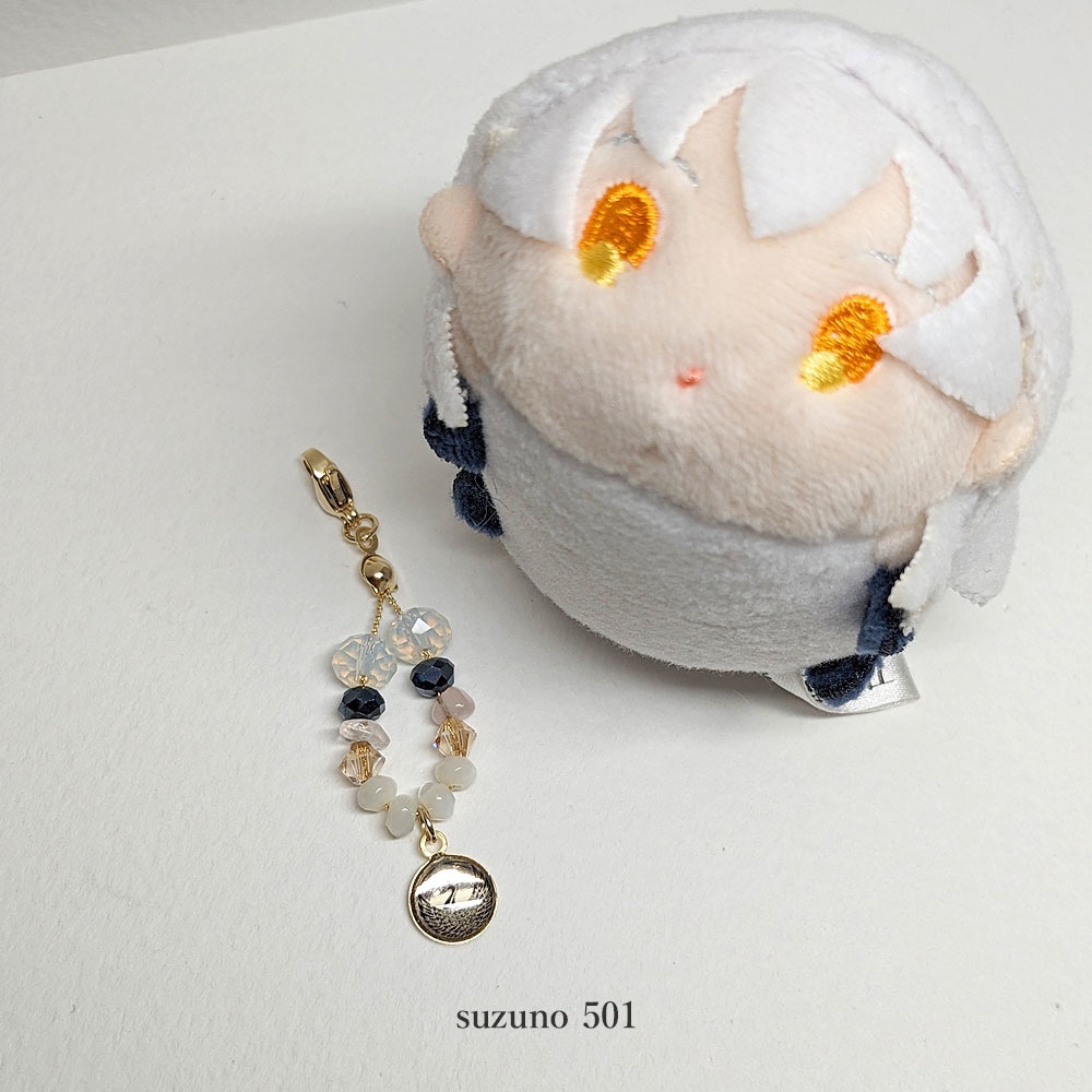 鶴丸国永 ガラスビーズとローズクオーツのチャーム