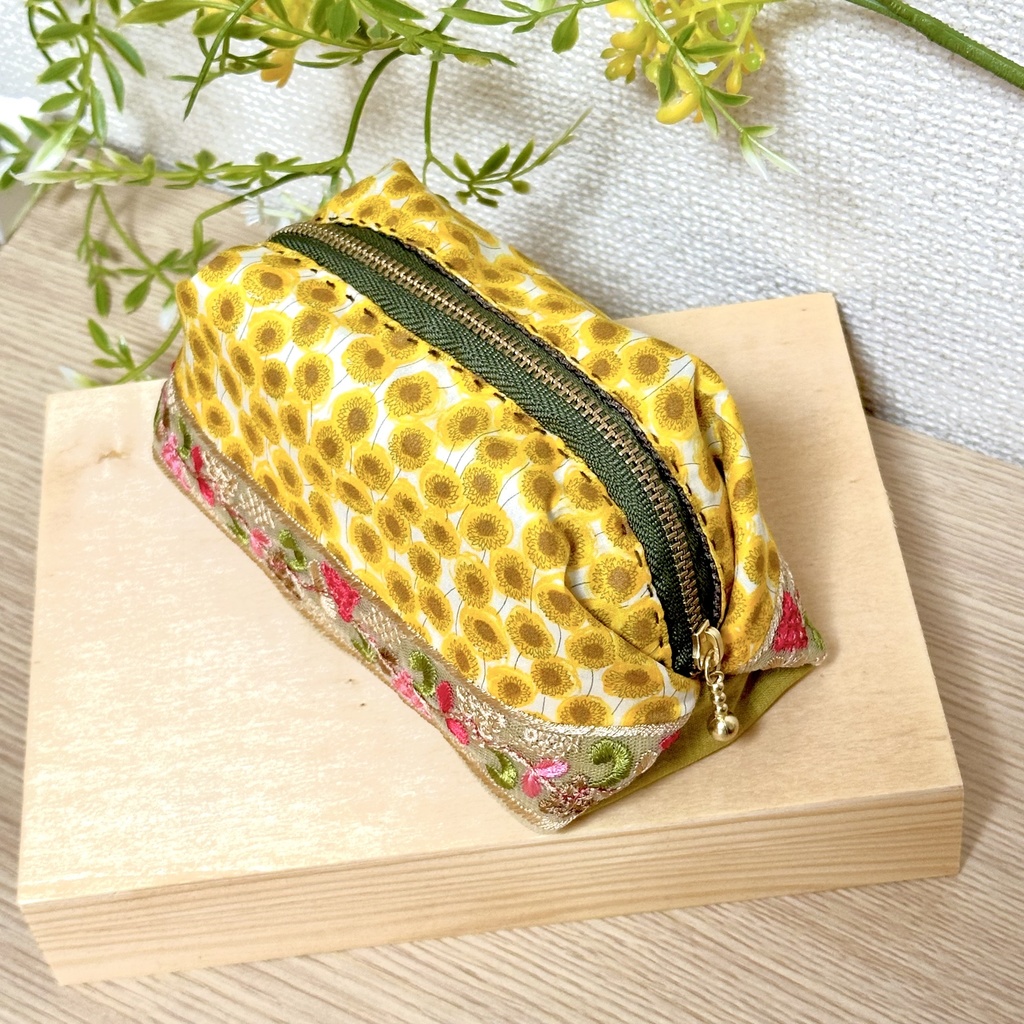 「 向日葵と木の実 ✧ 星明かりのポーチ 」  ✯  キャラメルポーチ リバティプリント インド刺繍 手縫い製 20cmファスナー