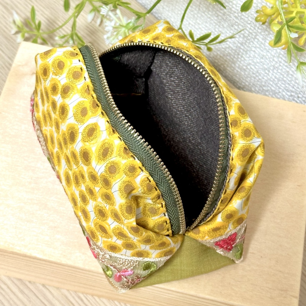 「 向日葵と木の実 ✧ 星明かりのポーチ 」  ✯  キャラメルポーチ リバティプリント インド刺繍 手縫い製 20cmファスナー