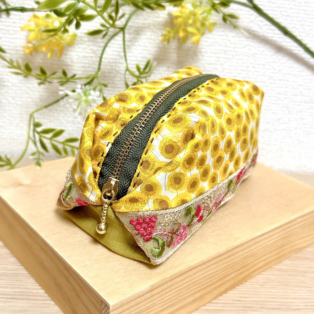 「 向日葵と木の実 ✧ 星明かりのポーチ 」  ✯  キャラメルポーチ リバティプリント インド刺繍 手縫い製 20cmファスナー
