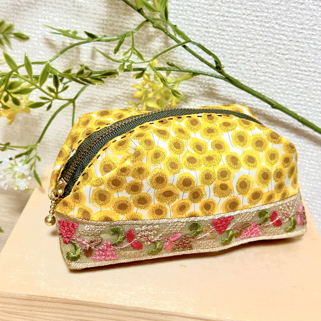 「 向日葵と木の実 ✧ 星明かりのポーチ 」  ✯  キャラメルポーチ リバティプリント インド刺繍 手縫い製 20cmファスナー