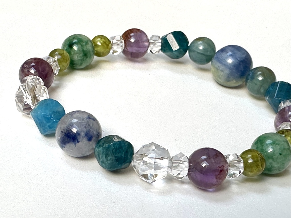 「 雨色 」 ✯ カイヤナイトシリカ ブルーアパタイト アメジストガーデンクォーツ ペリドット デュモルチェライトインクォーツ / 天然石ブレスレット パワーストーン 天然石アクセサリー