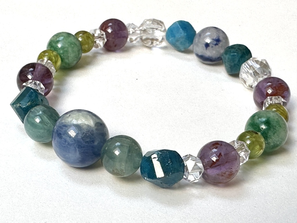 「 雨色 」 ✯ カイヤナイトシリカ ブルーアパタイト アメジストガーデンクォーツ ペリドット デュモルチェライトインクォーツ / 天然石ブレスレット パワーストーン 天然石アクセサリー