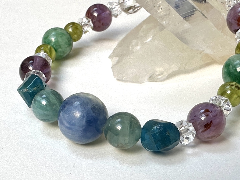 「 雨色 」 ✯ カイヤナイトシリカ ブルーアパタイト アメジストガーデンクォーツ ペリドット デュモルチェライトインクォーツ / 天然石ブレスレット パワーストーン 天然石アクセサリー