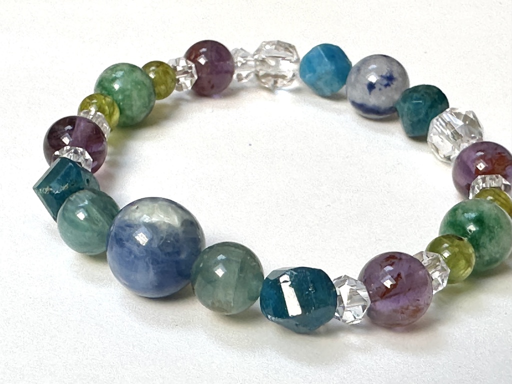 「 雨色 」 ✯ カイヤナイトシリカ ブルーアパタイト アメジストガーデンクォーツ ペリドット デュモルチェライトインクォーツ / 天然石ブレスレット パワーストーン 天然石アクセサリー