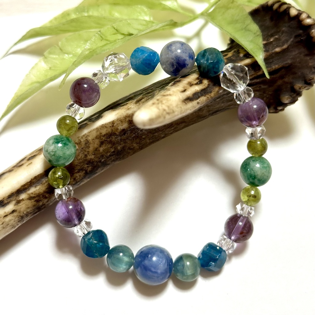 「 雨色 」 ✯ カイヤナイトシリカ ブルーアパタイト アメジストガーデンクォーツ ペリドット デュモルチェライトインクォーツ / 天然石ブレスレット パワーストーン 天然石アクセサリー