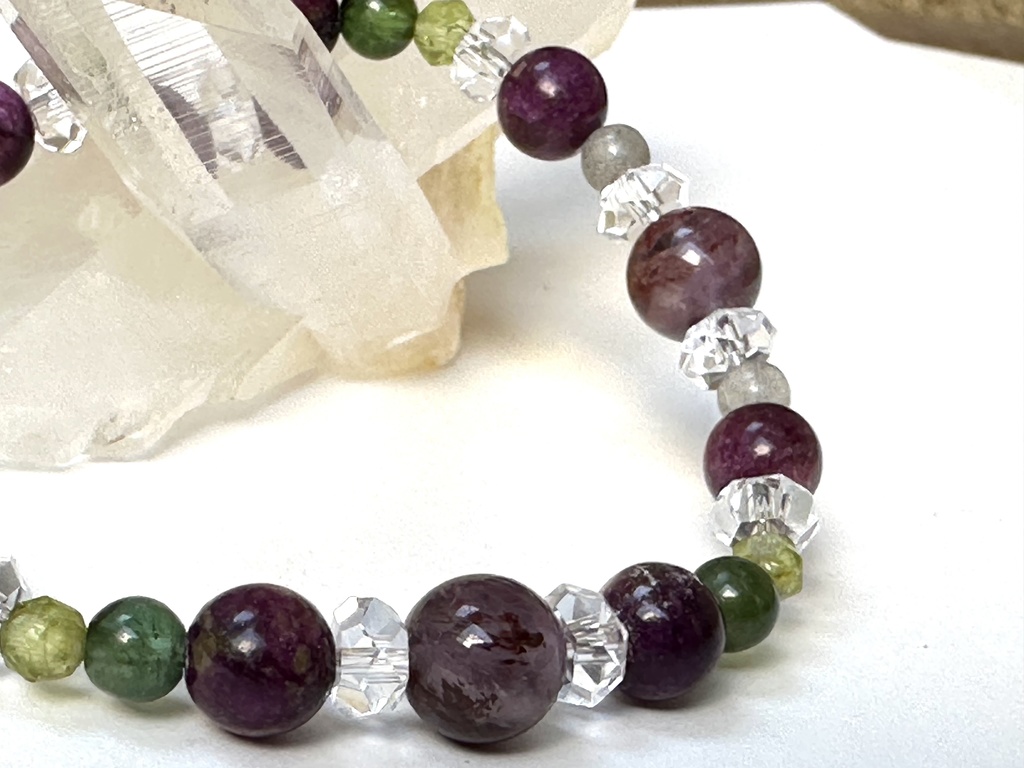 「 すみれ想い 」 ✯ アメジストガーデンクォーツ スティヒタイト ペリドット グリーントルマリン / 天然石ブレスレット パワーストーン 天然石アクセサリー