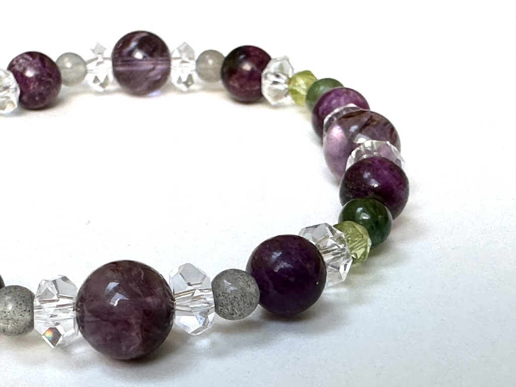 「 すみれ想い 」 ✯ アメジストガーデンクォーツ スティヒタイト ペリドット グリーントルマリン / 天然石ブレスレット パワーストーン 天然石アクセサリー