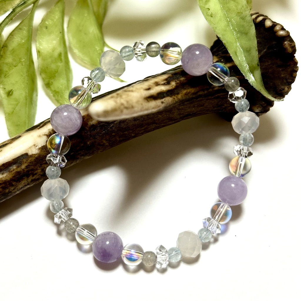 「 すみれと春風 」 ✯ ラベンダーアメジスト アクアマリン ラブラドライト 半面オーラ水晶 カルセドニー / 天然石ブレスレット パワーストーン 天然石アクセサリー