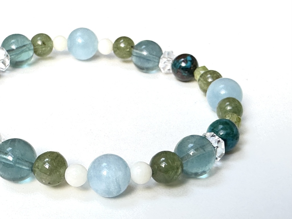 「 ネモフィラの花 」 ✯ アクアマリン ブルーフローライト ペリドット クリソコラ グリーンアパタイト ホワイトコーラル / 天然石ブレスレット パワーストーン 天然石アクセサリー