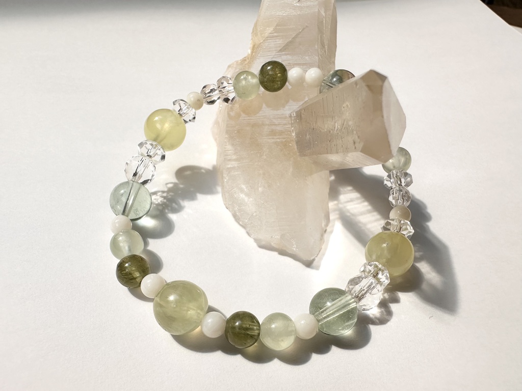 「 なずな 」 ✯ ゴールデンプレナイト ホワイトコーラル グリーンアパタイト プレナイト グリーンフローライト / 天然石ブレスレット パワーストーン 天然石アクセサリー