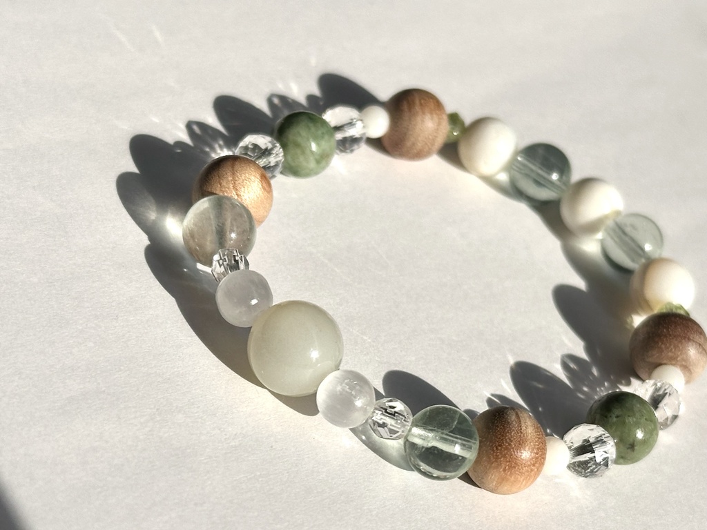 「 こでまり 」  ✯ ムーンストーン セレナイト フローライト 和桜 ドラゴンアイ ゴールデンシャコガイ ペリドット  / 天然石ブレスレット パワーストーン 天然石アクセサリー
