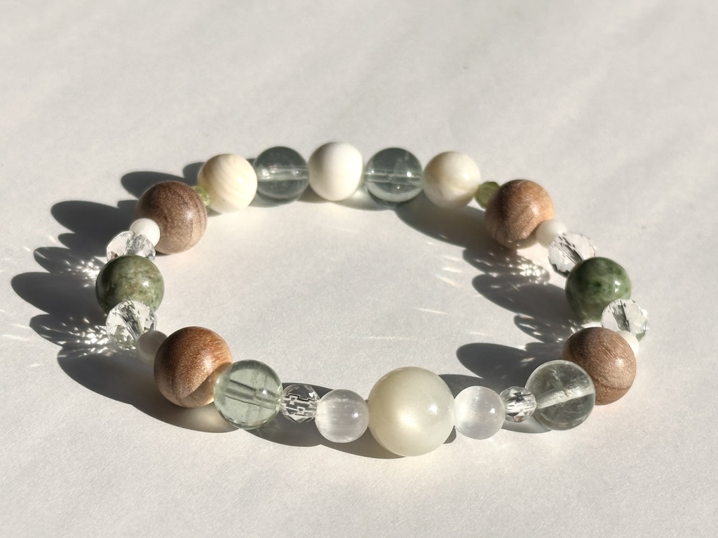 「 こでまり 」  ✯ ムーンストーン セレナイト フローライト 和桜 ドラゴンアイ ゴールデンシャコガイ ペリドット  / 天然石ブレスレット パワーストーン 天然石アクセサリー