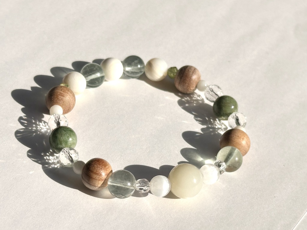 「 こでまり 」  ✯ ムーンストーン セレナイト フローライト 和桜 ドラゴンアイ ゴールデンシャコガイ ペリドット  / 天然石ブレスレット パワーストーン 天然石アクセサリー