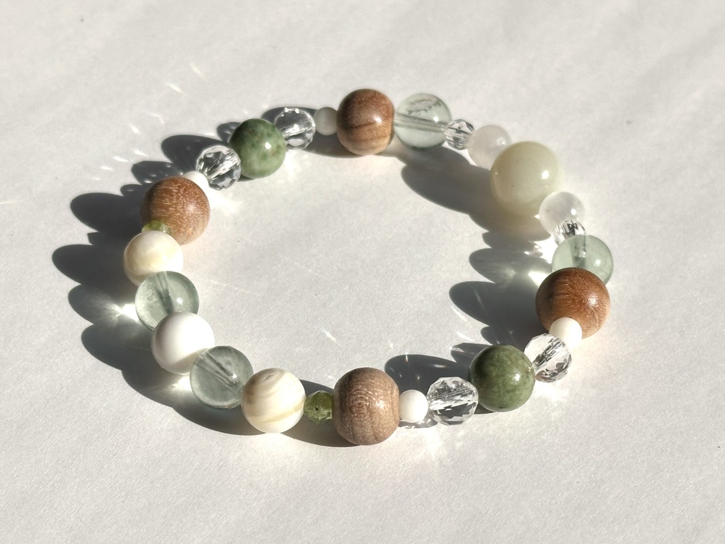 「 こでまり 」  ✯ ムーンストーン セレナイト フローライト 和桜 ドラゴンアイ ゴールデンシャコガイ ペリドット  / 天然石ブレスレット パワーストーン 天然石アクセサリー