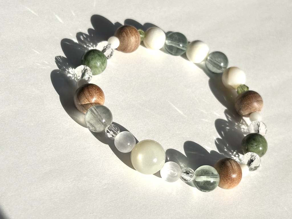 「 こでまり 」  ✯ ムーンストーン セレナイト フローライト 和桜 ドラゴンアイ ゴールデンシャコガイ ペリドット  / 天然石ブレスレット パワーストーン 天然石アクセサリー