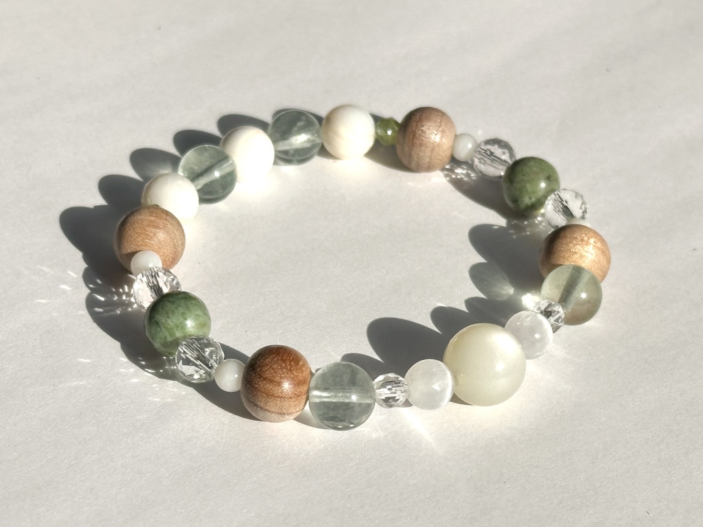 「 こでまり 」  ✯ ムーンストーン セレナイト フローライト 和桜 ドラゴンアイ ゴールデンシャコガイ ペリドット  / 天然石ブレスレット パワーストーン 天然石アクセサリー