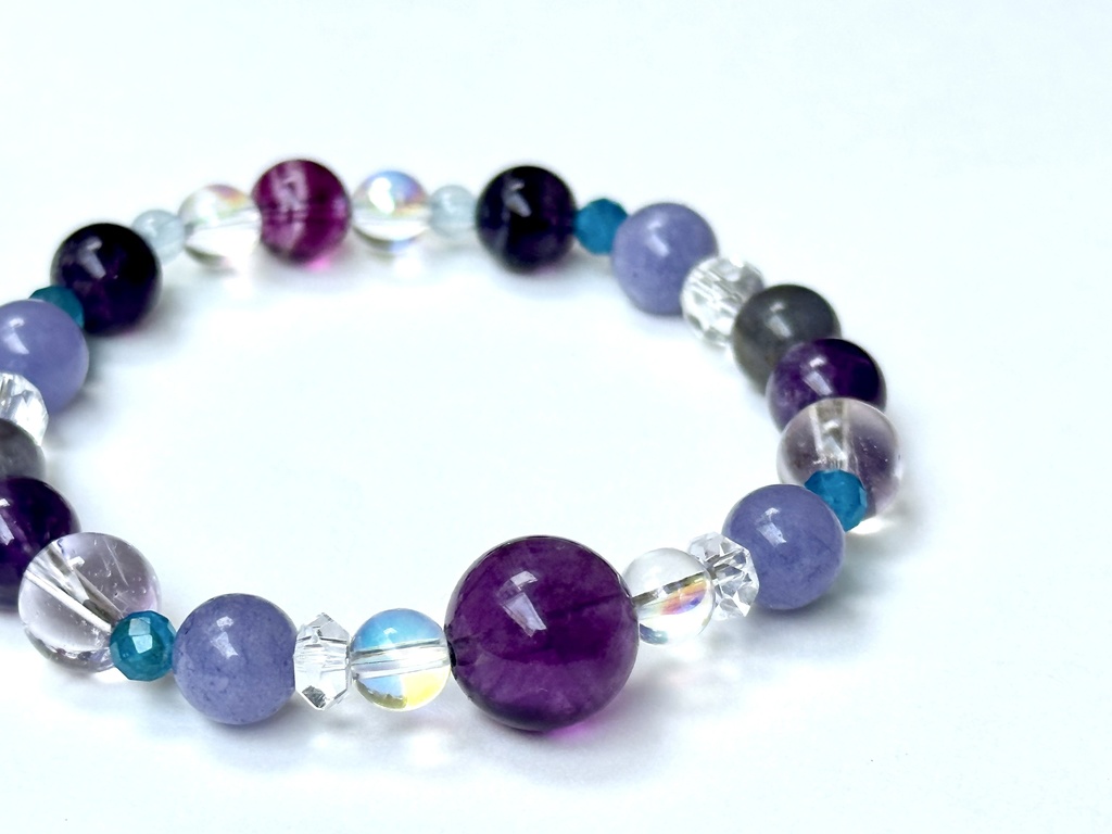 「 紫陽花-雨露と花びら- 」 ✯ パープルフローライト めのう アメジスト アパタイト アイオライトサンストーン etc/ 天然石ブレスレット パワーストーン 天然石アクセサリー