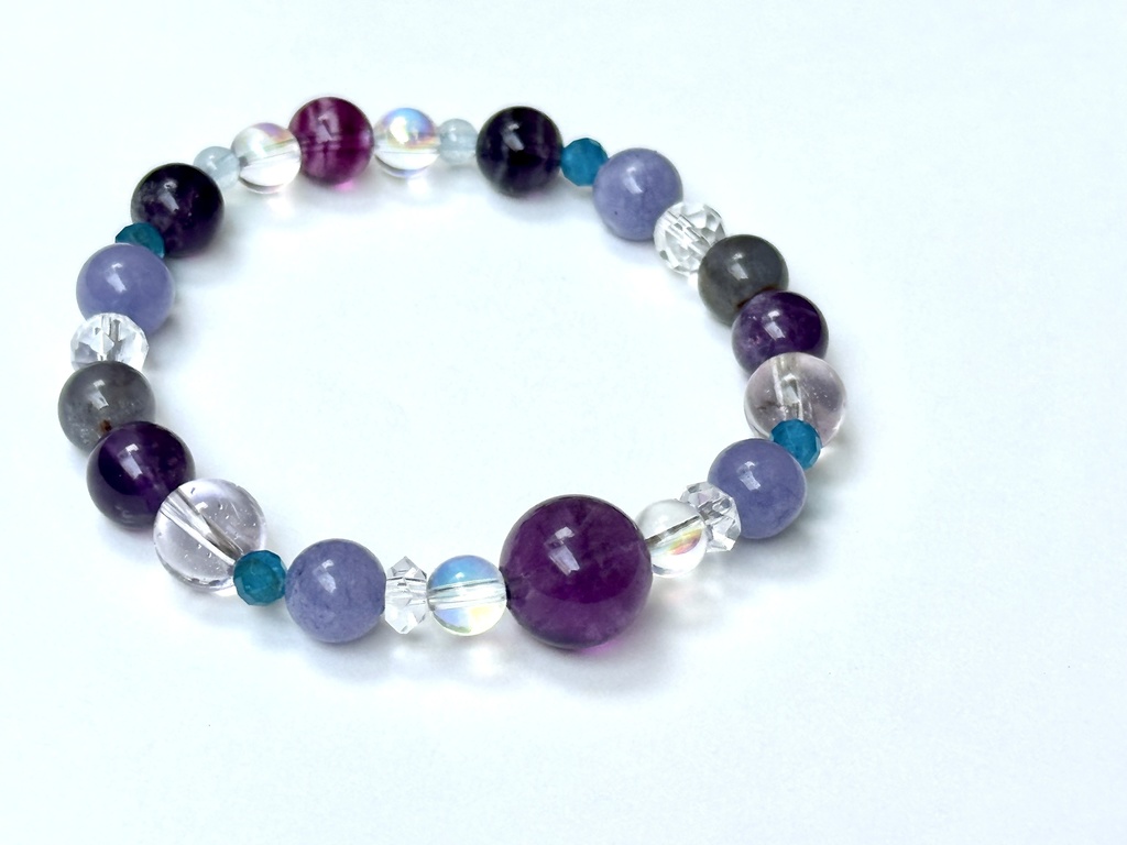 「 紫陽花-雨露と花びら- 」 ✯ パープルフローライト めのう アメジスト アパタイト アイオライトサンストーン etc/ 天然石ブレスレット パワーストーン 天然石アクセサリー