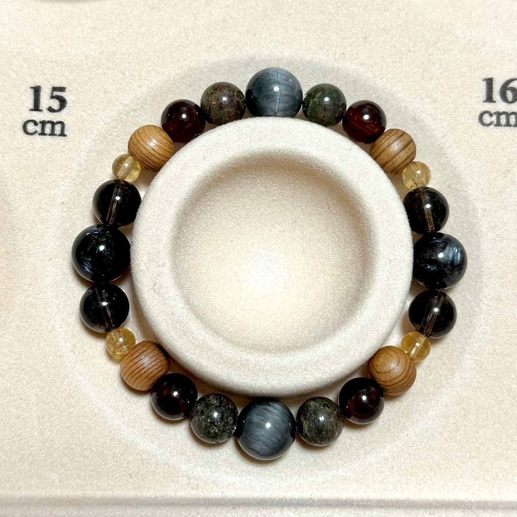 「 灰火の狼 」 ✯ イーグルアイ ヌーマイト オレンジガーネット 屋久杉 イエロートルマリン エクロジャイト etc/ 天然石ブレスレット パワーストーン 天然石アクセサリー