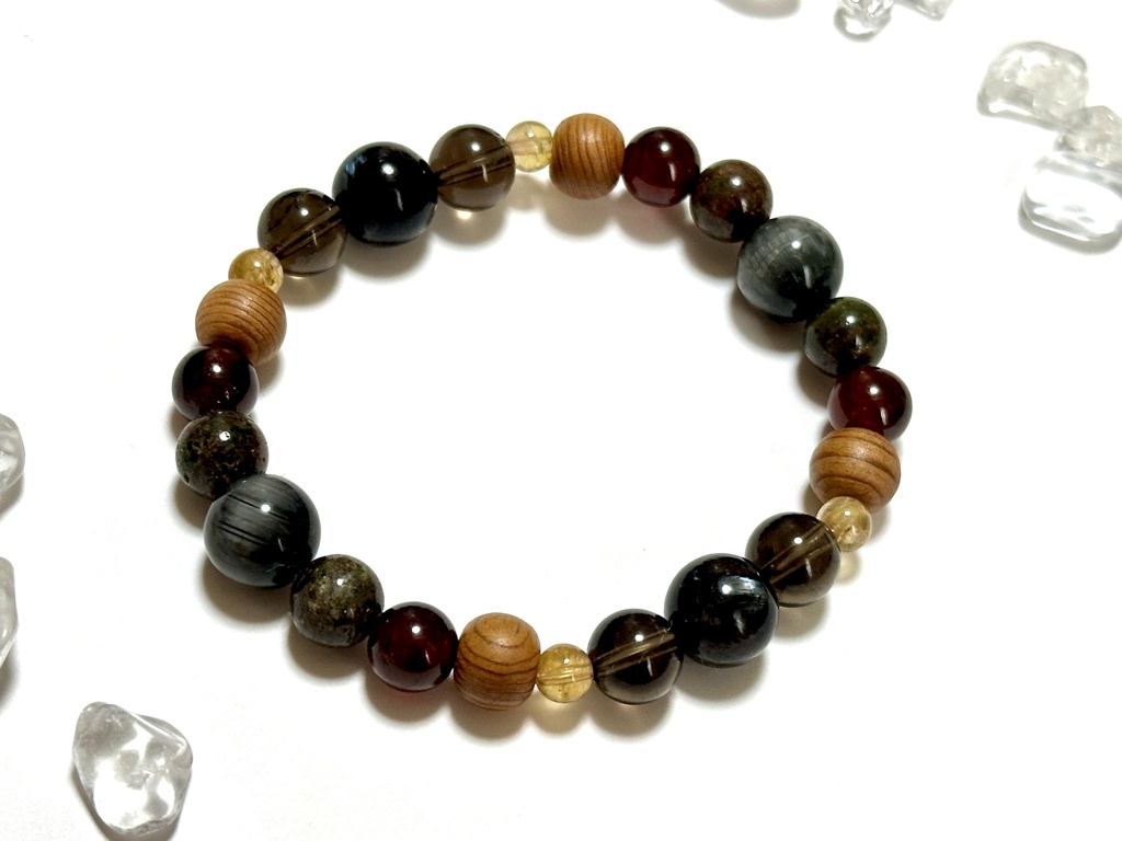 「 灰火の狼 」 ✯ イーグルアイ ヌーマイト オレンジガーネット 屋久杉 イエロートルマリン エクロジャイト etc/ 天然石ブレスレット パワーストーン 天然石アクセサリー