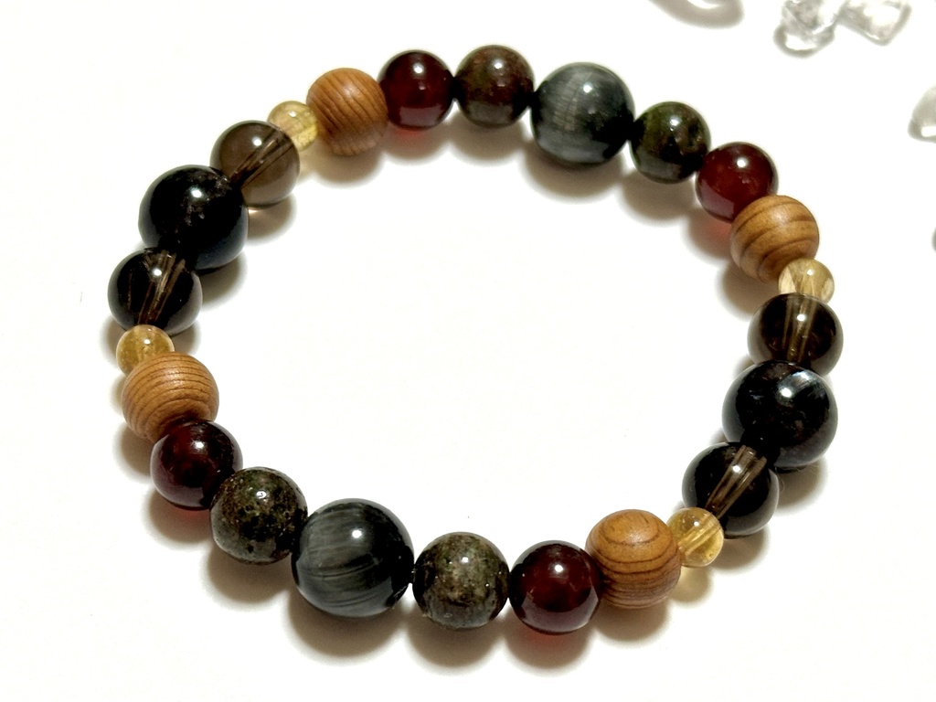 「 灰火の狼 」 ✯ イーグルアイ ヌーマイト オレンジガーネット 屋久杉 イエロートルマリン エクロジャイト etc/ 天然石ブレスレット パワーストーン 天然石アクセサリー
